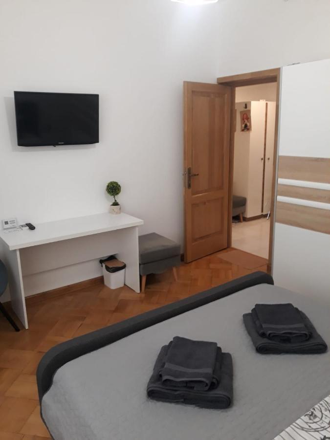 Nice Studio In Old Town Bukares Bagian luar foto