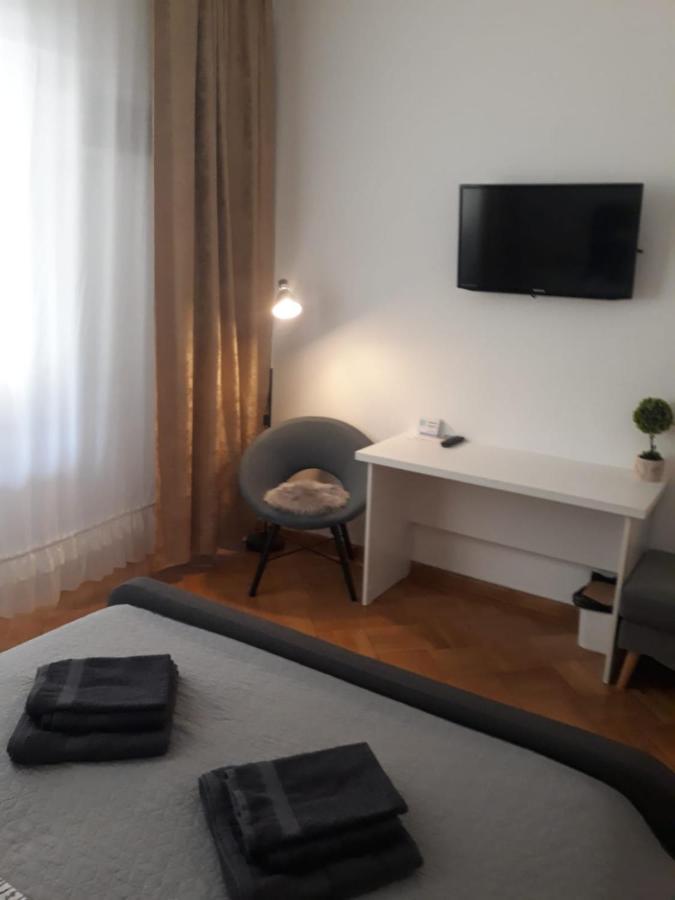 Nice Studio In Old Town Bukares Bagian luar foto