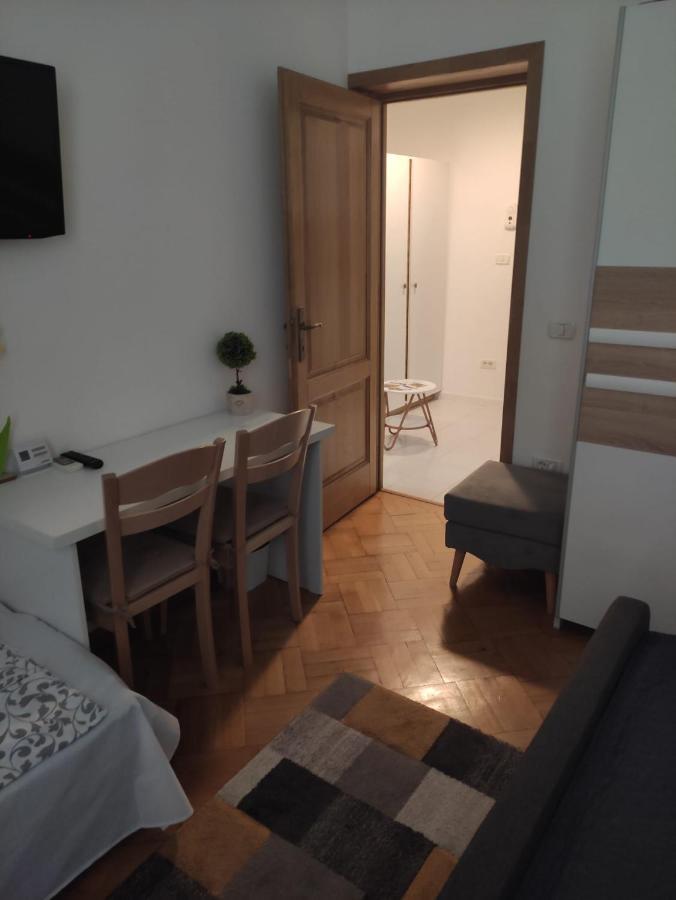 Nice Studio In Old Town Bukares Bagian luar foto